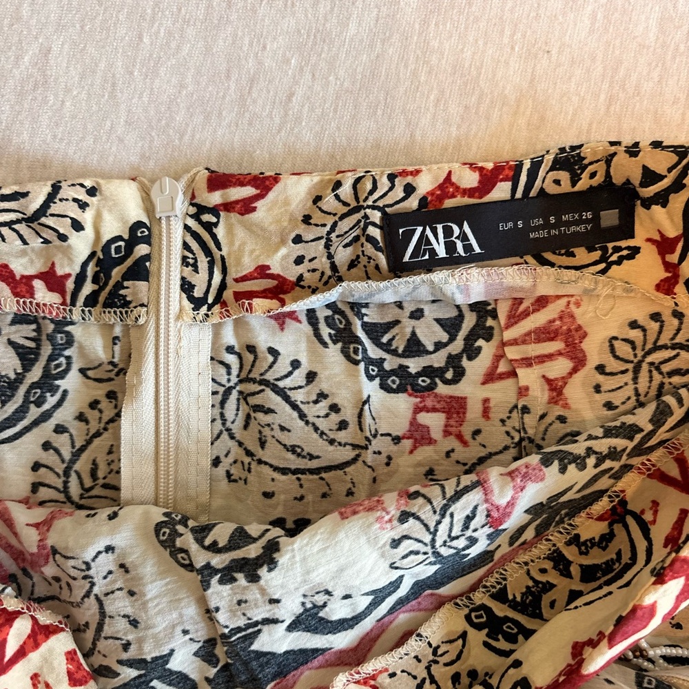Zara Red and Black Patterned Skirt